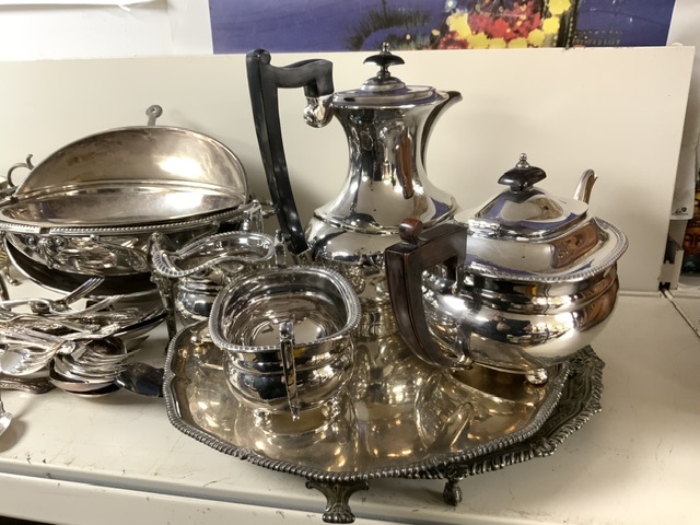 LARGE QUANTITY OF SILVER PLATED ITEMS INCLUDES 19/20TH CENTURY REVOLVING BREAKFAST DISH AND MORE - Image 4 of 5