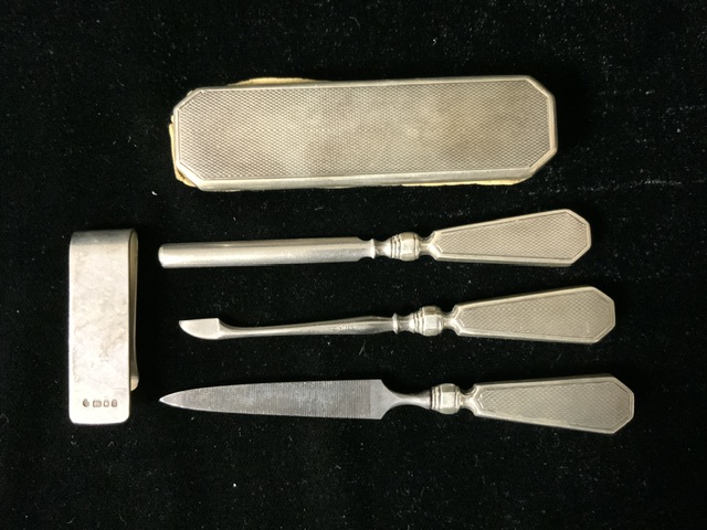 A FOUR PIECE SILVER MOUNTED MANICURE SET; THE BUFFER BY MAPPIN & WEBB; BIRMINGHAM 1941; ENGINE - Image 2 of 3