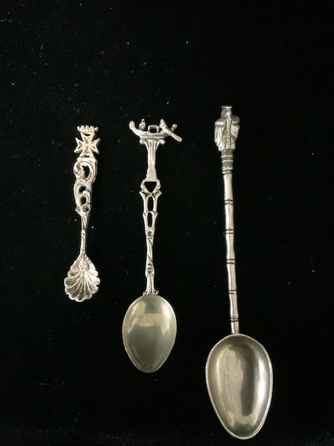 A GEORGE IV STERLING SILVER FIDDLE PATTERN TABLE SPOON BY R. POULDEN; LONDON 1820; WEIGHT 75 - Image 2 of 10