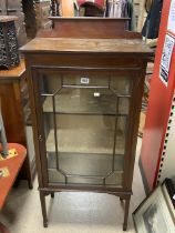 VINTAGE MAHOGANY DISPLAY CABINET WITH TWO INTERNAL SHELVES; 125 X 60CM