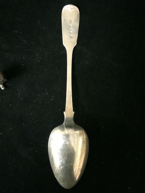 A GEORGE IV STERLING SILVER FIDDLE PATTERN TABLE SPOON BY R. POULDEN; LONDON 1820; WEIGHT 75 - Image 5 of 10