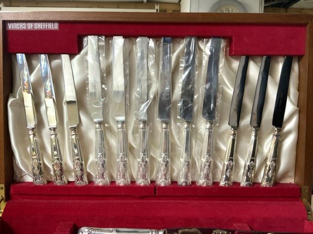 VINERS OF SHEFFIELD CANTEEN OF SILVER-PLATED KINGS PATTERN CUTLERY - Image 3 of 4