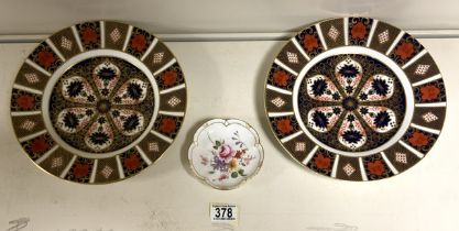 A PAIR OF ROYAL CROWN DERBY ENGLISH BONE CHINA OLD IMARI DINNER PLATES, IN BLUE, WHITE, GREEN AND