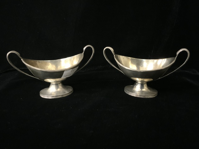 A PAIR OF EDWARDIAN STERLING SILVER SALT CELLARS BY WILLIAM HUTTON & SONS; SHEFFIELD 1909; OVAL - Image 2 of 5