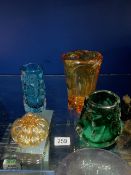 MIXED ART GLASS WHITEFRIARS GREEN KNOBBLY, BLUE KINGFISHER BARK AND AMBER VASES WITH AN AMBER