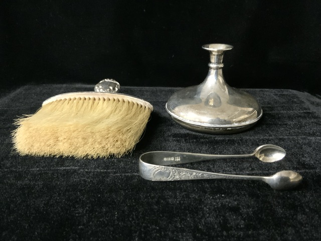 AN 800 STANDARD SILVER SQUAT BUD VASE; WIDTH 8.5CM, A VICTORIAN PAIR OF STERLING SILVER SUGAR TONGS; - Image 2 of 6