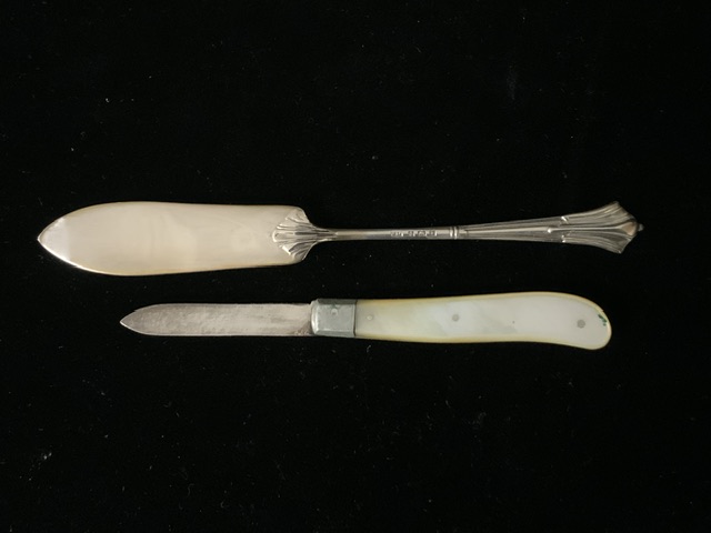 A CASED STERLING SILVER ALBANY PATTERN BUTTER KNIFE; BIRMINGHAM 1971; WEIGHT 15 GRAMS AND A STERLING - Image 3 of 3