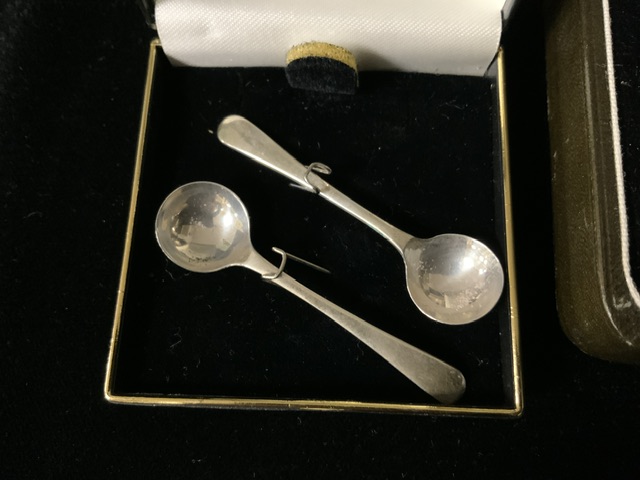 A CASED SET OF SIX STERLING SILVER NAPKIN RINGS BY F.H. ADAMS & CO; BIRMINGHAM 1928; PLAIN FORM; - Image 5 of 7