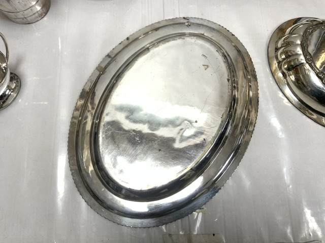 A QUANTITY OF SILVER-PLATED ITEMS INCLUDES ENTREE DISHES, A PLATTER, FISH EATERS, SERVING PIECES, AN - Image 5 of 8