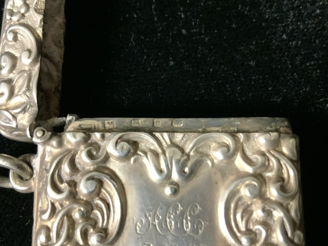 A VICTORIAN STERLING SILVER VESTA CASE; BIRMINGHAM 1898, EMBOSSED WITH SCROLL DECORATION; - Image 3 of 4