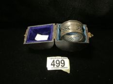 A BOXED EDWARDIAN STERLING SILVER NAPKIN RING; LONDON 1903; PIERCED ROPE TWIST DECORATION; OVAL