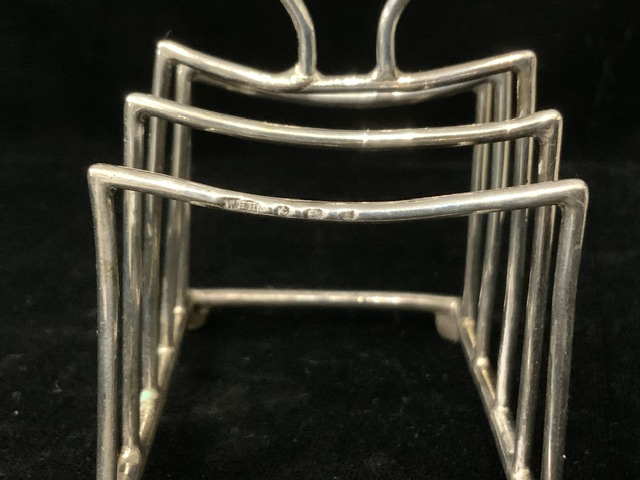 AN EDWARDIAN STERLING SILVER FIVE BAR TOASTRACK BY W.H.HASELER; BIRMINGHAM 1906; SHAPED LOOP HANDLE; - Image 4 of 4