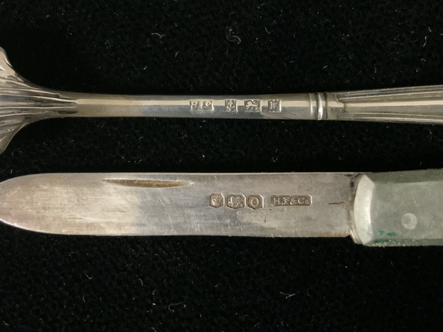 A CASED STERLING SILVER ALBANY PATTERN BUTTER KNIFE; BIRMINGHAM 1971; WEIGHT 15 GRAMS AND A STERLING - Image 2 of 3