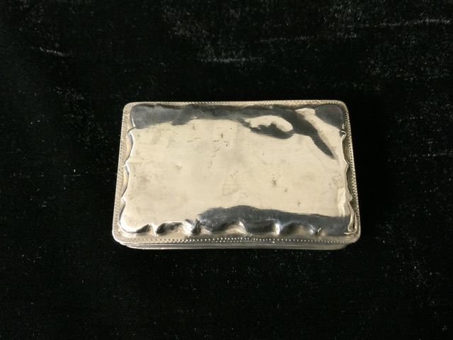 AN ANTIQUE 19TH CENTURY DUTCH SILVER SNUFF BOX, MARKED WITH M FOR ASSAY OFFICE AND B FOR 1861, - Image 4 of 4