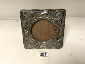 HALLMARKED SILVER ART NOUVEAU 1906 PHOTO FRAME BY DAVIS MOSS & CO; 16.5 X 16.5CM