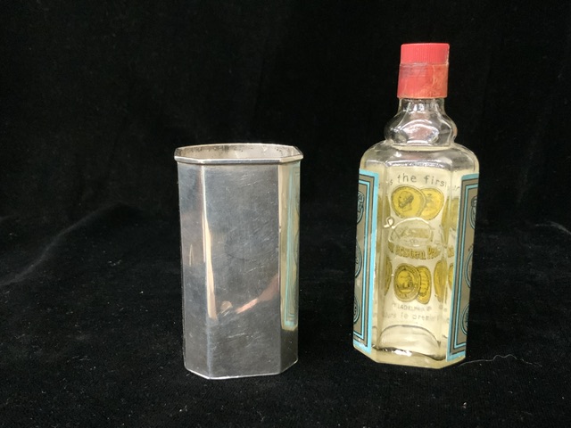 AN EDWARDIAN STERLING SILVER SCENT BOTTLE SLEEVE BY NATHAN & HAYES; CHESTER 1910; ENGRAVED WITH - Image 3 of 5