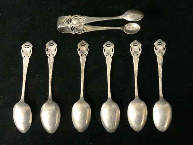 A SET OF SIX EDWARDIAN ARTS & CRAFTS STERLING SILVER TEASPOONS AND A PAIR OF SUGAR TONGS BY - Image 3 of 4