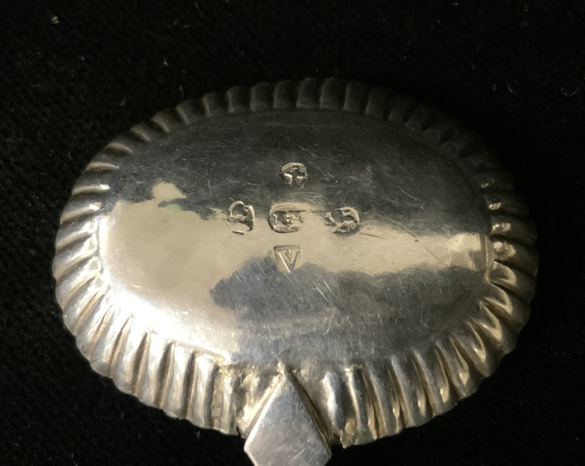 A GEORGE III STERLING SILVER TEA CADDY SPOON BY JOHN THORNTON; BIRMINGHAM 1793; FIDDLE PATTERN - Image 4 of 4