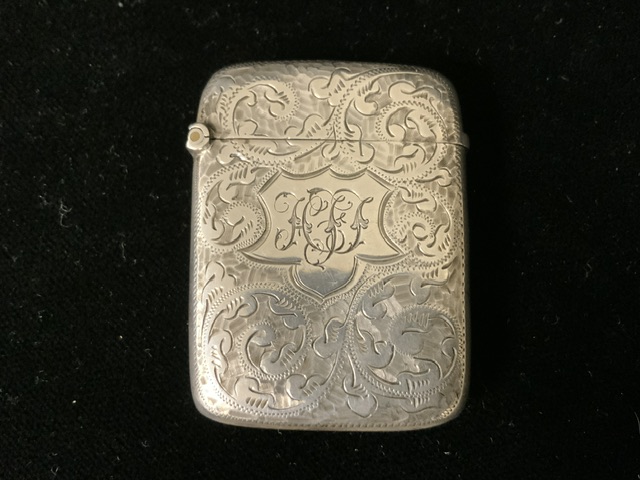 A VICTORIAN STERLING SILVER VESTA CASE BY H.J. COOPER & CO; BIRMINGHAM 1896; RECTANGULAR FORM; - Image 2 of 4