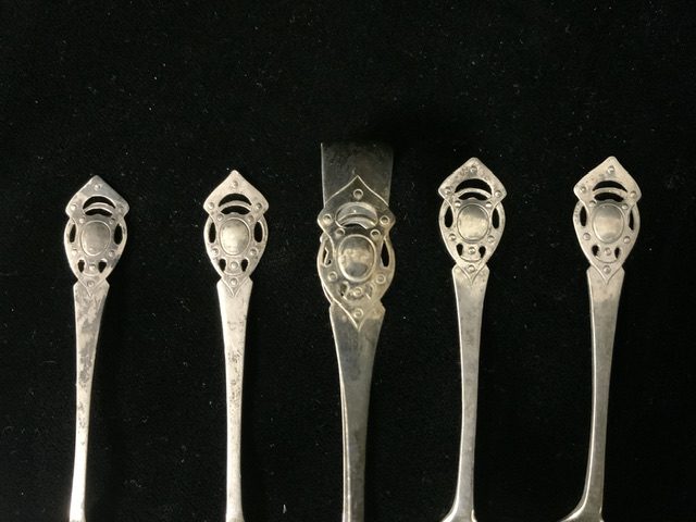 A SET OF SIX EDWARDIAN ARTS & CRAFTS STERLING SILVER TEASPOONS AND A PAIR OF SUGAR TONGS BY - Image 2 of 4