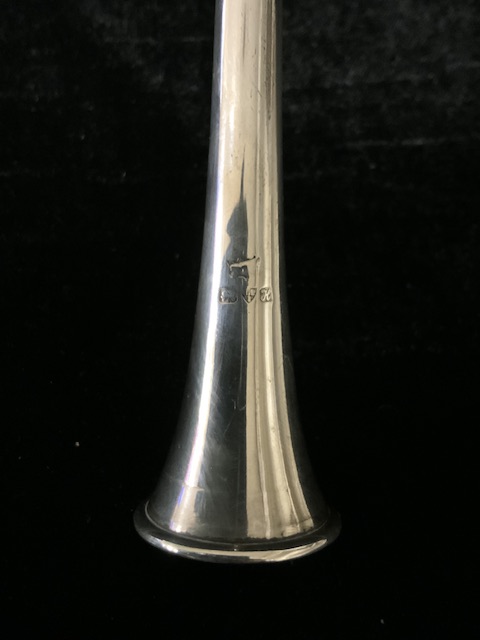 AN EDWARDIAN STERLING SILVER HUNTING HORN; CHESTER 1908; MAKERS MARK RUBBED; 31CM; 39 GRAMS - Image 2 of 3