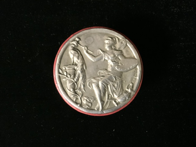 AN ART NOUVEAU SILVER TOPPED CIRCULAR RED LEATHER BOX BY DOUGLAS PELL SILVERWARE; LONDON 1989. - Image 2 of 5
