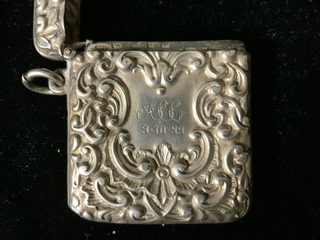 A VICTORIAN STERLING SILVER VESTA CASE; BIRMINGHAM 1898, EMBOSSED WITH SCROLL DECORATION; - Image 2 of 4