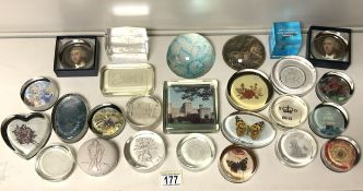 QUANTITY OF VARIOUS GLASS PAPERWEIGHTS