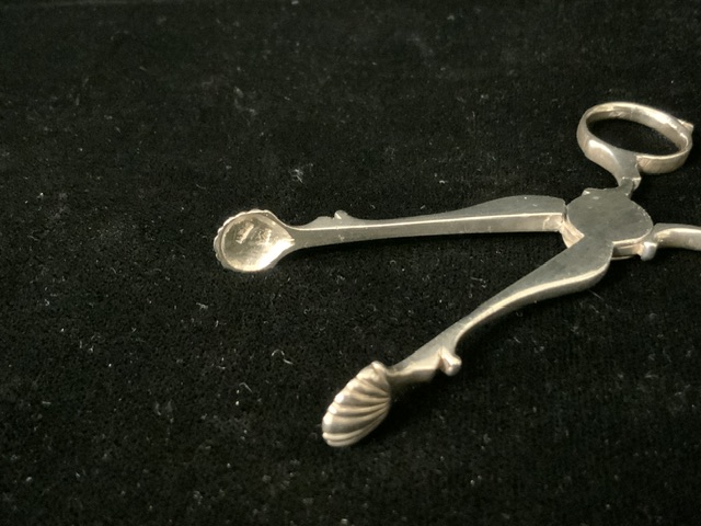 A PAIR OF GEORGIAN STERLING SILVER SCISSOR ACTION SUGAR NIPS; MARKS TO HANDLES RUBBED; LION - Image 4 of 5