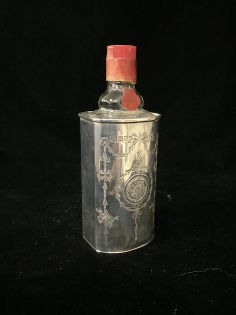 AN EDWARDIAN STERLING SILVER SCENT BOTTLE SLEEVE BY NATHAN & HAYES; CHESTER 1910; ENGRAVED WITH - Image 4 of 5