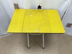 1950s RETRO TABLE IN YELLOW AND BLACK PATTERNED TOP ON A TUBE FRAME