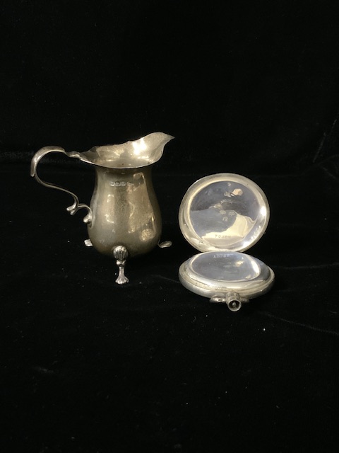 A STERLING SILVER CREAM JUG BY WALKER & HALL; SHEFFIELD 1912; BALUSTER FORM; SCROLL HANDLE; SHELL - Image 4 of 7