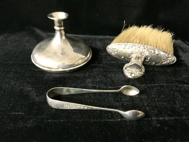 AN 800 STANDARD SILVER SQUAT BUD VASE; WIDTH 8.5CM, A VICTORIAN PAIR OF STERLING SILVER SUGAR TONGS; - Image 6 of 6