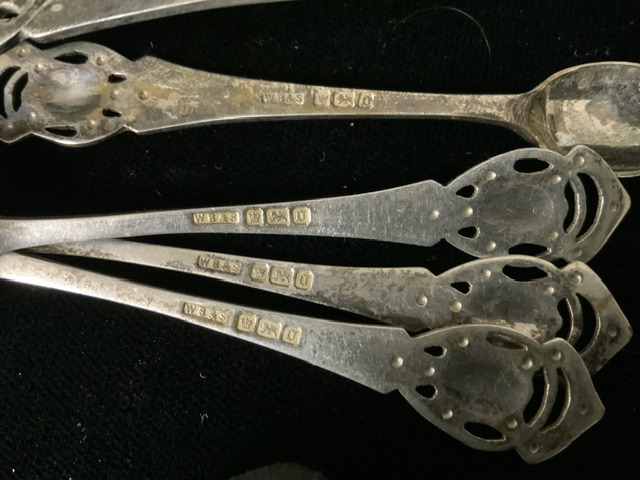 A SET OF SIX EDWARDIAN ARTS & CRAFTS STERLING SILVER TEASPOONS AND A PAIR OF SUGAR TONGS BY - Image 4 of 4