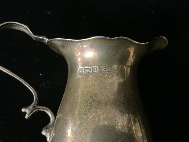 A STERLING SILVER CREAM JUG BY WALKER & HALL; SHEFFIELD 1912; BALUSTER FORM; SCROLL HANDLE; SHELL - Image 5 of 7
