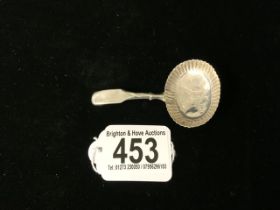 A GEORGE III STERLING SILVER TEA CADDY SPOON BY JOHN THORNTON; BIRMINGHAM 1793; FIDDLE PATTERN