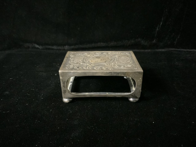 AN ANTIQUE STERLING SILVER MATCH BOX COVER BY W.H.SPARROW; BIRMINGHAM 1912; EMBOSSED SCROLL - Image 3 of 5