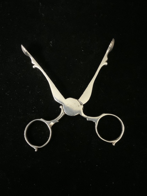 A PAIR OF GEORGIAN STERLING SILVER SCISSOR ACTION SUGAR NIPS; MARKS TO HANDLES RUBBED; LION - Image 3 of 5