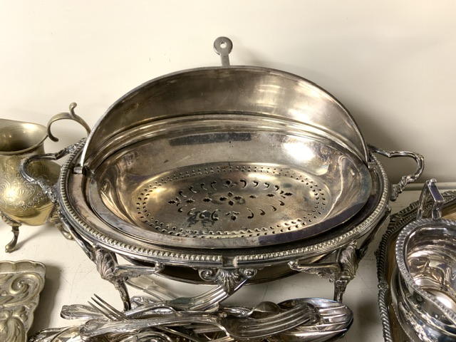 LARGE QUANTITY OF SILVER PLATED ITEMS INCLUDES 19/20TH CENTURY REVOLVING BREAKFAST DISH AND MORE - Image 3 of 5