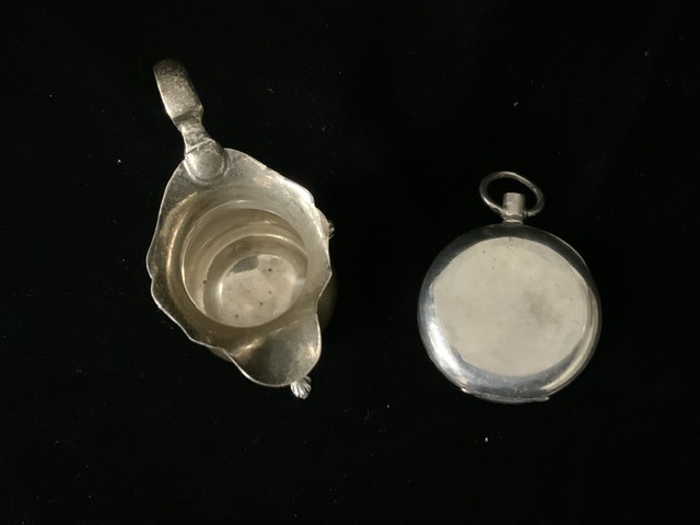 A STERLING SILVER CREAM JUG BY WALKER & HALL; SHEFFIELD 1912; BALUSTER FORM; SCROLL HANDLE; SHELL - Image 3 of 7