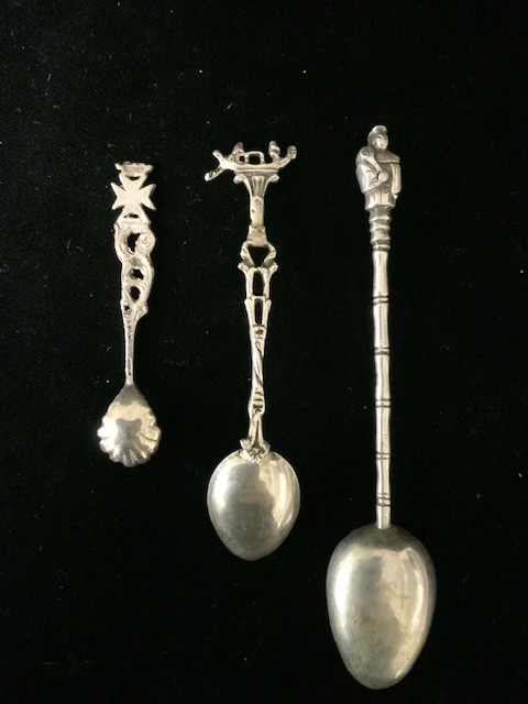 A GEORGE IV STERLING SILVER FIDDLE PATTERN TABLE SPOON BY R. POULDEN; LONDON 1820; WEIGHT 75 - Image 3 of 10