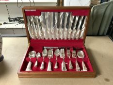 VINERS OF SHEFFIELD CANTEEN OF SILVER-PLATED KINGS PATTERN CUTLERY