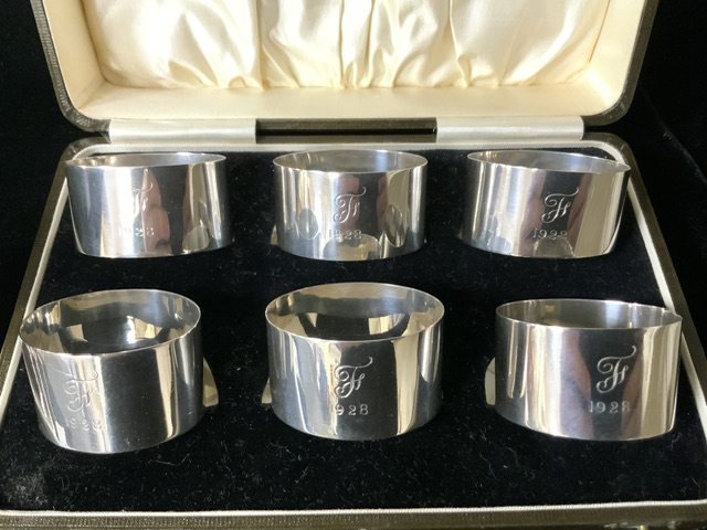 A CASED SET OF SIX STERLING SILVER NAPKIN RINGS BY F.H. ADAMS & CO; BIRMINGHAM 1928; PLAIN FORM; - Image 2 of 7