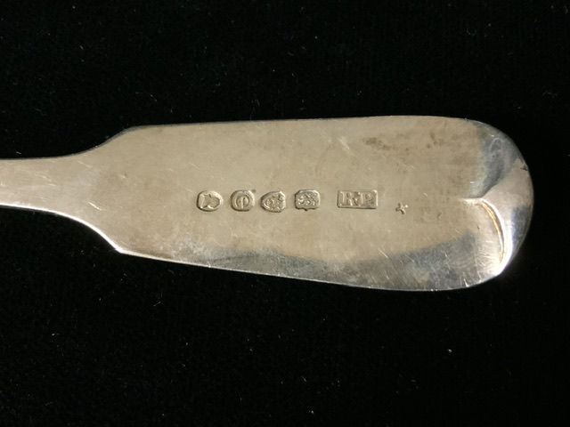 A GEORGE IV STERLING SILVER FIDDLE PATTERN TABLE SPOON BY R. POULDEN; LONDON 1820; WEIGHT 75 - Image 6 of 10