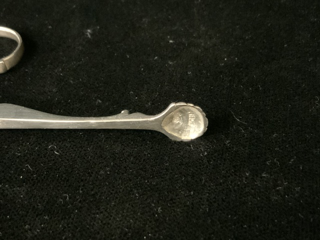 A PAIR OF GEORGIAN STERLING SILVER SCISSOR ACTION SUGAR NIPS; MARKS TO HANDLES RUBBED; LION - Image 5 of 5