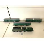 OO GAUGE TRIANG TRAIN AND TENDER WITH THREE TRIANG PASSENGER CARRIAGES