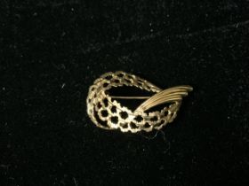 A 9 CARAT GOLD BROOCH, OPEN WORK DECORATIVE FORM, WEIGHT 3 GRAMS