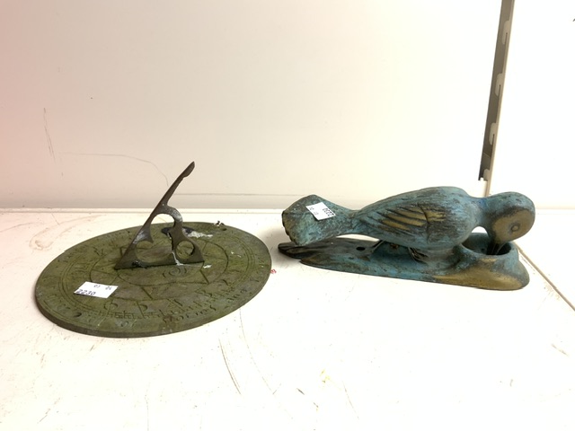 BRONZE METAL DOOR KNOCKER (BIRD) 20CM WITH A METAL GARDEN SUNDIAL - Image 2 of 5