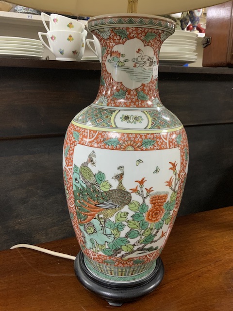 VINTAGE CHINESE PORCELAIN VASE WITH BRASS MOUNTS CONVERTED TO A TABLE LAMP 80CM - Image 4 of 5