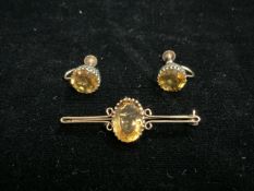 A VINTAGE GOLD AND GEM SET EARRING AND BROOCH SET, EARRINGS WITH CIRCULAR STONE, THE SCREW BACK